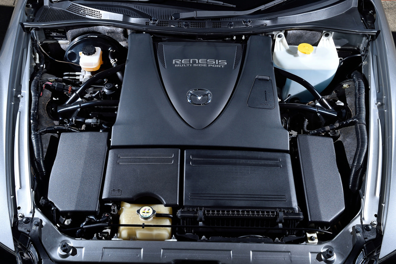 RX-8 SPIRIT Rが搭載する2ローターの「13B-MSP」型エンジンは、最高出力173kW（235PS）/8200rpm、最大トルク216Nm（22.0kgfm）/5500rpmを発生。10・15モード燃費は9.4km/Lとアナウンスされていた