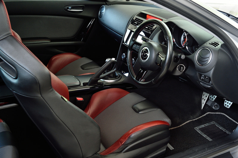 SPIRIT Rのインテリア。トランスミッションは6速MT