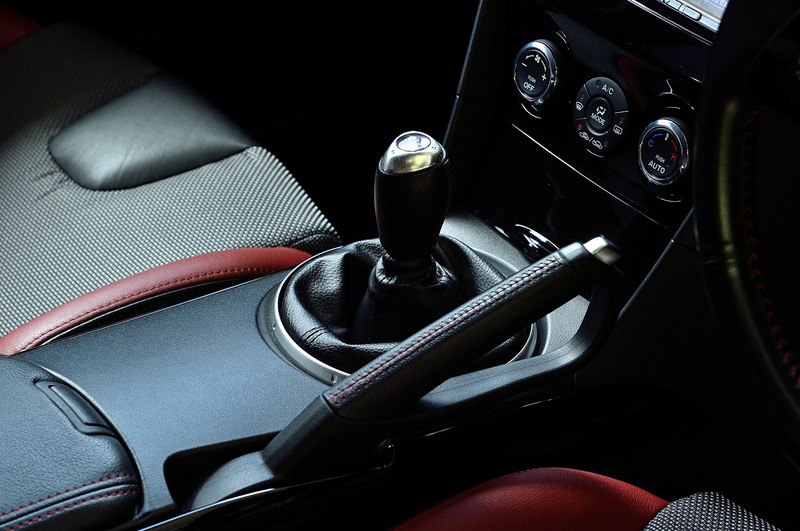 SPIRIT Rのインテリア。トランスミッションは6速MT