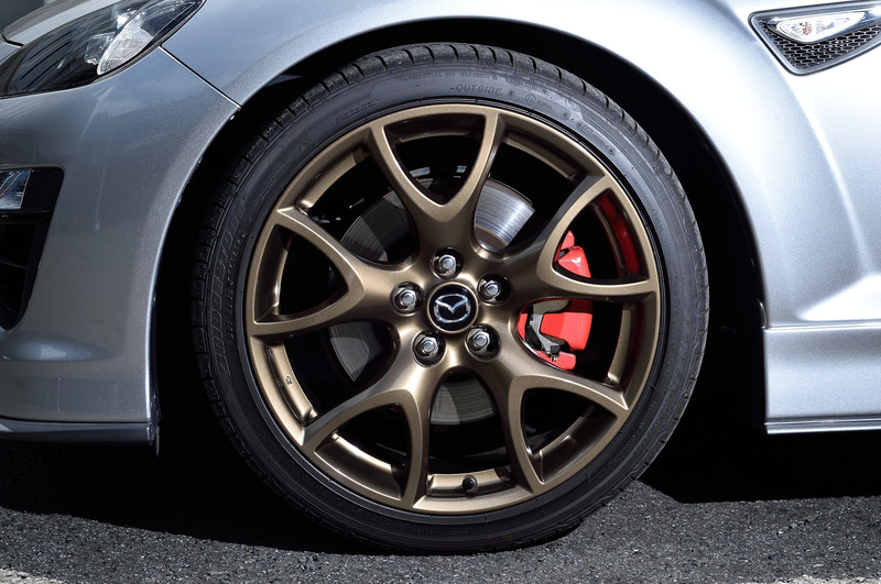 撮影車は19インチアルミホイールにブリヂストン「POTENZA RE050A」（225/40R19）を装着