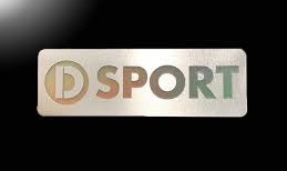 上部中央にあるD-SPORTプレート
