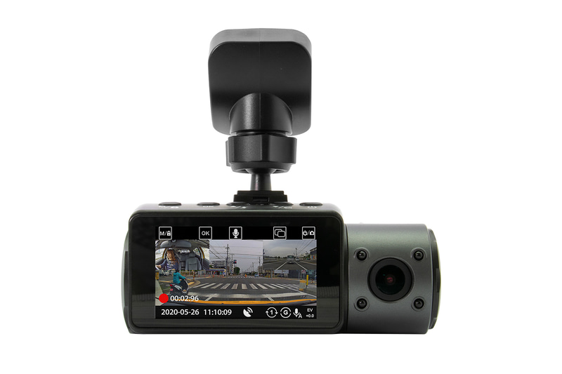 フロントカメラ部後方にはフルHD（1920×1080）の車内用カメラ。2.8インチLCDモニターも装備