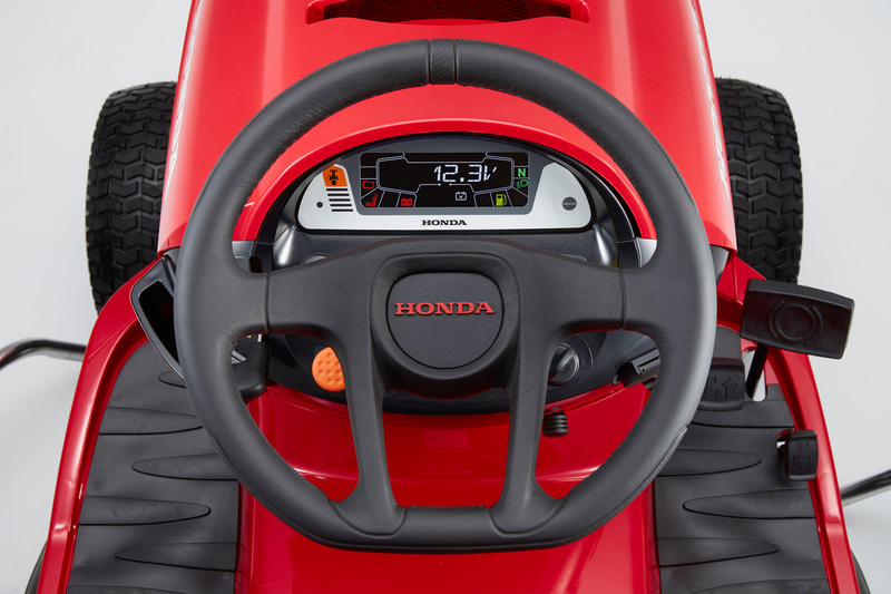 液晶のデジタルメーターを採用