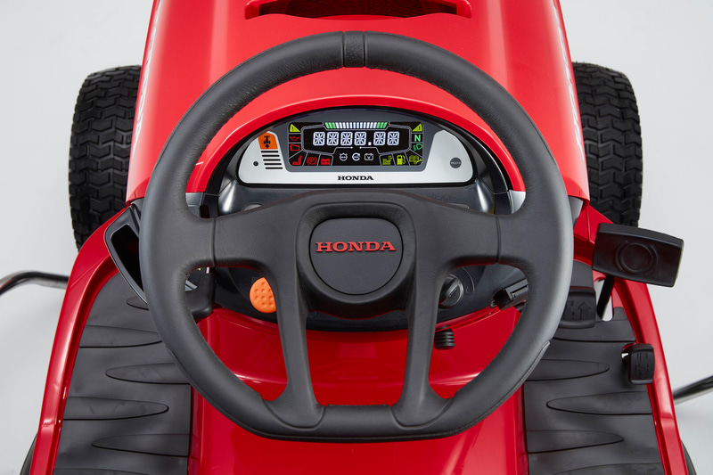 液晶のデジタルメーターを採用