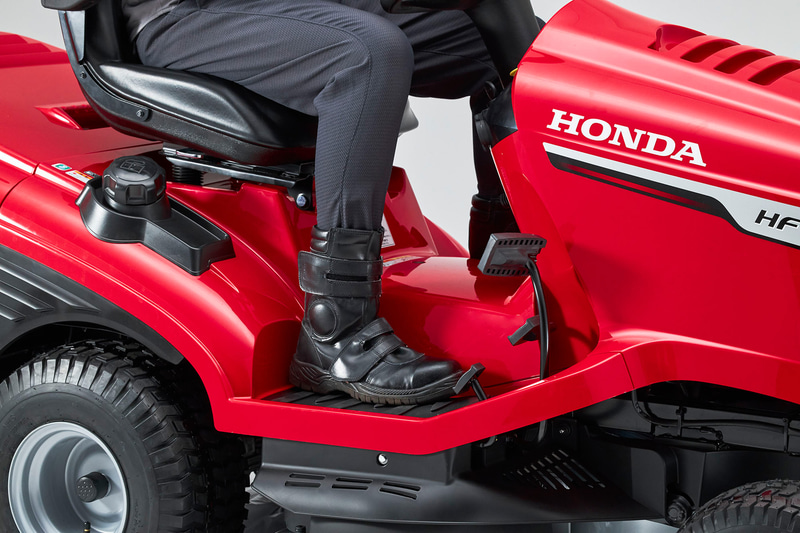 前進ペダル保持システムを採用