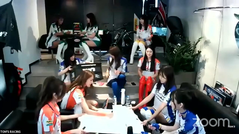 前回の模様。プレゼント商品にサインを書いている様子が画面を通して見られる