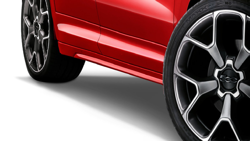 大開口のロアインテークを持つスポーツフロントバンパーをはじめ、ボディ同色サイドスカート、スポーツリアバンパーといった装備を採用