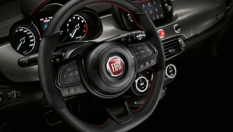 ブラックを基調にダークな色調のアクセントカラーを採用