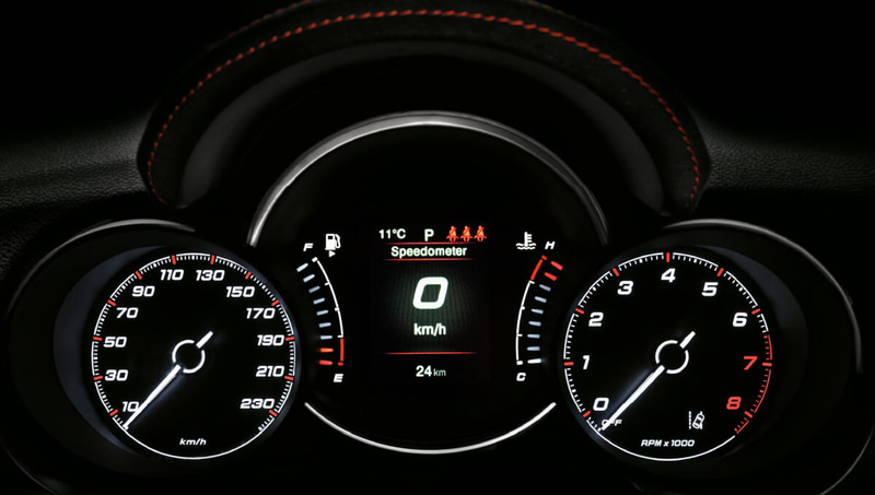 ブラックを基調にダークな色調のアクセントカラーを採用