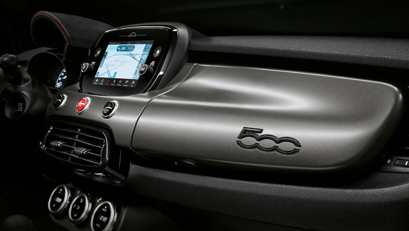 ブラックを基調にダークな色調のアクセントカラーを採用