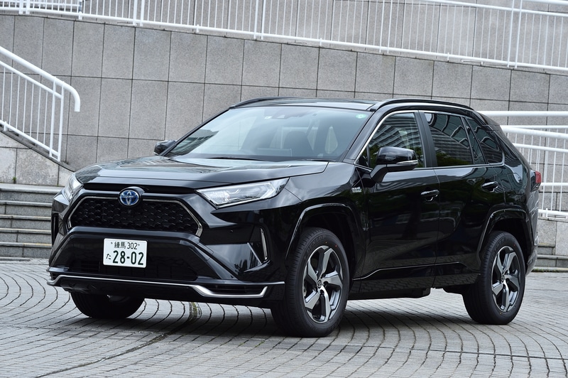試乗車はRAV4 PHV G“Z”。価格は499万円。ボディカラーは「アティチュードブラックマイカ」。ボディサイズは4600×1855×1690mm（全長×全幅×全高）、ホイールベースは2690mm。車両重量は1900kg。切削光輝＋ダークグレーメタリック塗装の18インチアルミホイールと組み合わせるタイヤは、225/60R18サイズのダンロップ「GRANDTREK PT30」