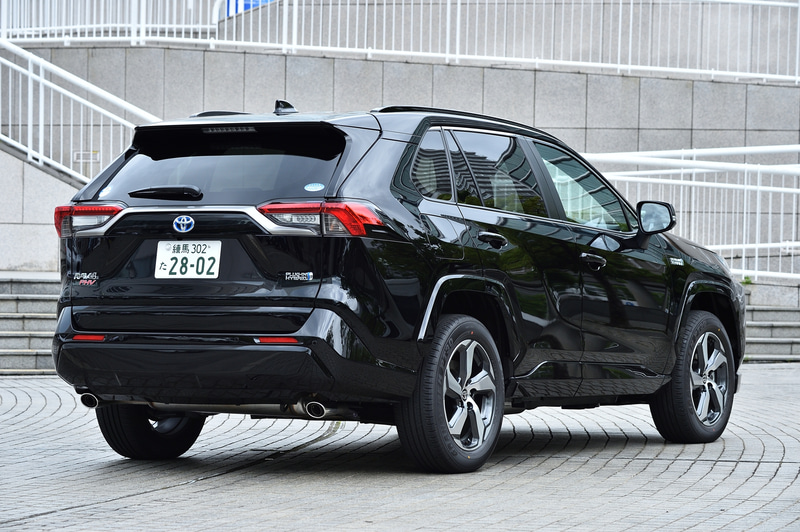 試乗車はRAV4 PHV G“Z”。価格は499万円。ボディカラーは「アティチュードブラックマイカ」。ボディサイズは4600×1855×1690mm（全長×全幅×全高）、ホイールベースは2690mm。車両重量は1900kg。切削光輝＋ダークグレーメタリック塗装の18インチアルミホイールと組み合わせるタイヤは、225/60R18サイズのダンロップ「GRANDTREK PT30」