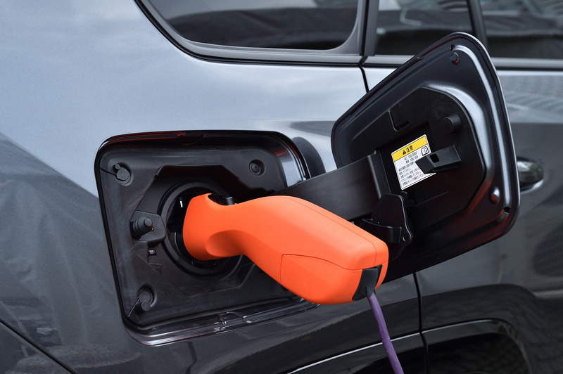 総電力量18.1kWhの新開発リチウムイオンバッテリーを搭載。満充電までの充電は200V/16Aで約5時間30分、100V/6Aで約27時間。EV走行距離はWLTCモードで95km。外部給電モードも備え、バッテリーとエンジンからの給電を行なえるHV給電モードでは、一般家庭が日常使用する電気量となる1日あたり10kWh（1時間あたり400W）で5日程度の電力を供給できる