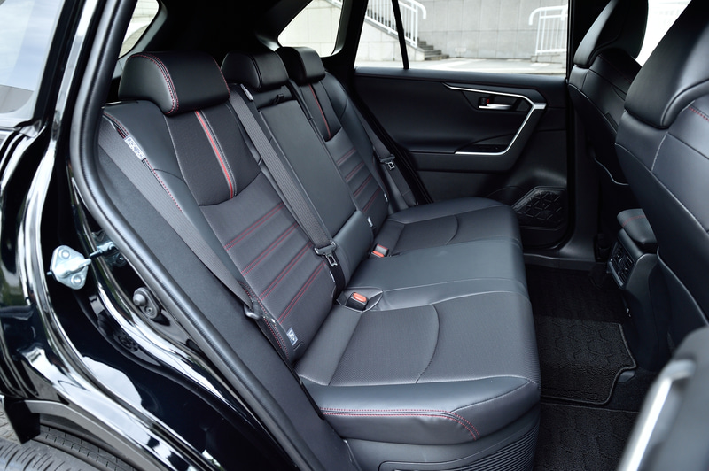 後席はシートヒーターを標準装備