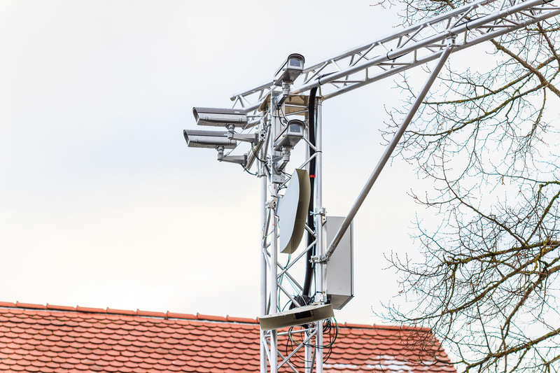 交差点に設置されている街灯にビデオセンサーやLiDARを配備し、約6mの高さから広範囲を検知させる