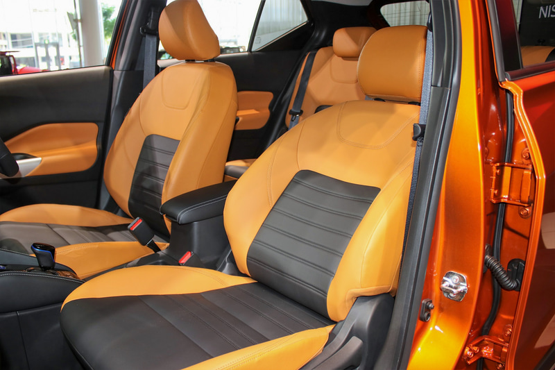 電動パーキングブレーキを採用することで大型のアームレストを装備する