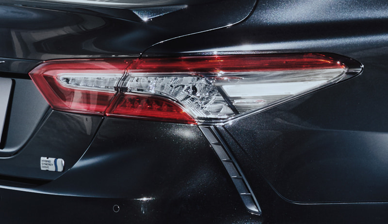 スモークエクステンション加飾を施したヘッドランプ、リアコンビネーションランプ