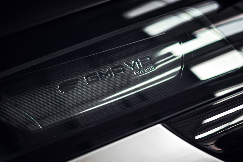 リアの2つのガルウイングを跳ね上げた下にエンジンが収まる