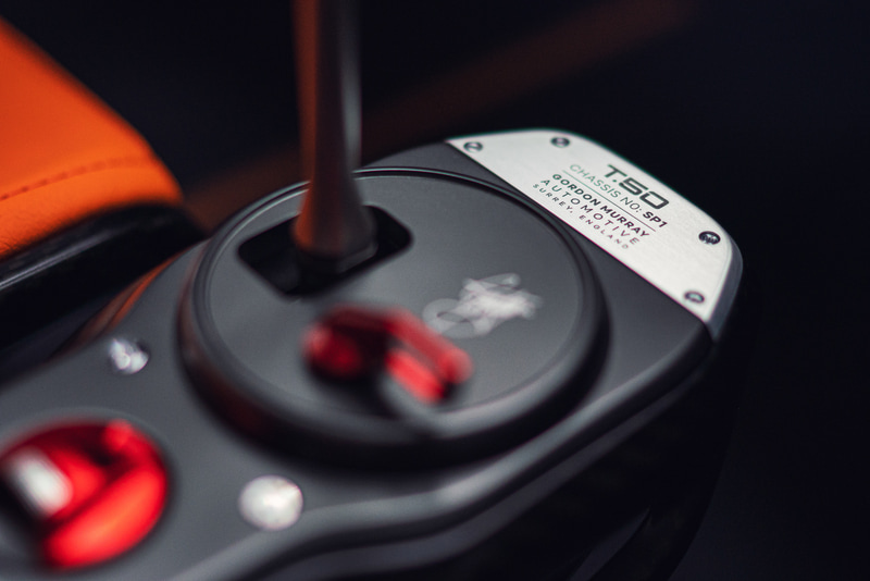 ドライバーがセンターに位置する3名乗車可能なシートレイアウト