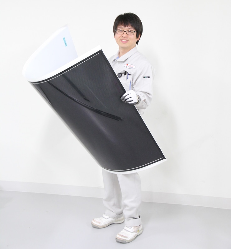 開発中の軽量CIS薄膜太陽電池は、重量を従来の3分の1に抑えたのにくわえ、曲げられる特徴があり使用用途が広がる