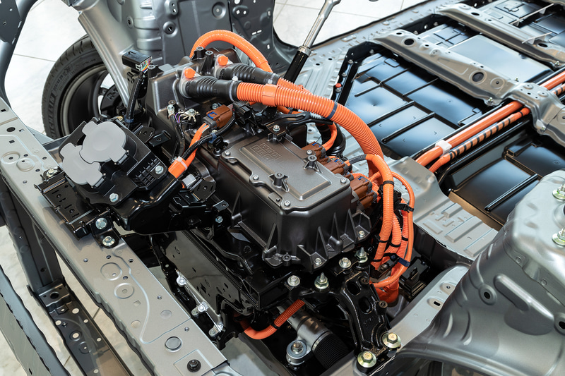 フロントには充電ポートとコントロールユニット