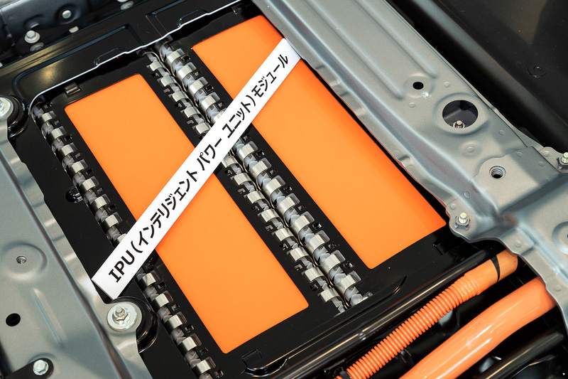 バッテリーは14セルで1モジュール。6モジュールが直列に接続され1ユニットを構成。これがクルマの左右に2セット搭載されている