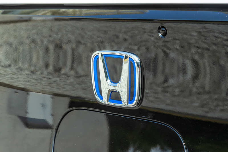 バッヂの右上にあるボタンは充電リッドのオープナー