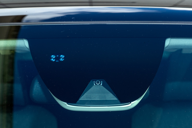 フロントウィンドウ上部にはHonda SENSING用の単眼カメラがある