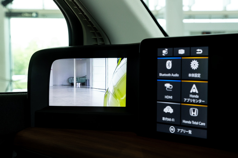 映像は6インチモニターに表示。後退時には自動的にリバースモードに切り換え視界を下方に広げる
