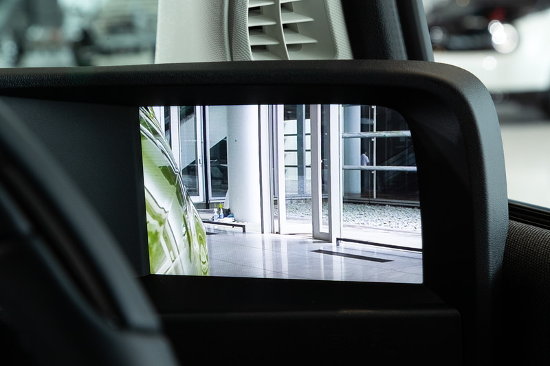 映像は6インチモニターに表示。後退時には自動的にリバースモードに切り換え視界を下方に広げる