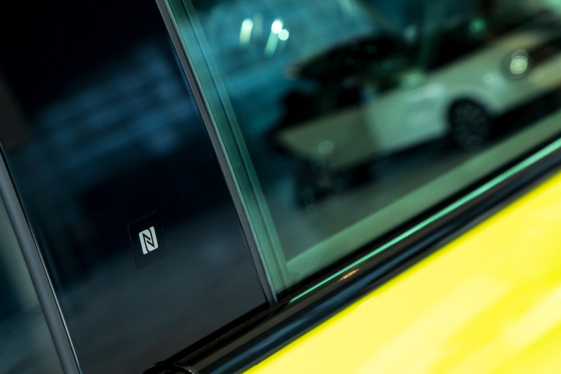 BピラーにNFCリーダーを内蔵する