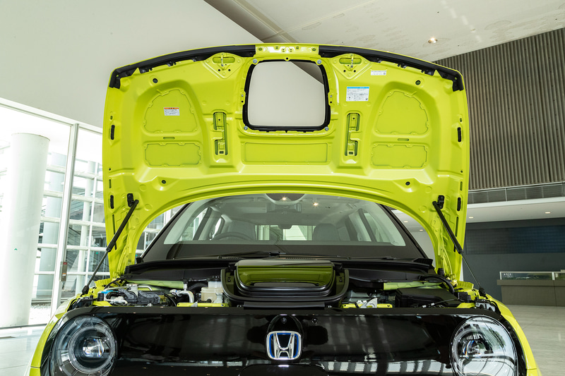 穴が空いたボンネットフード