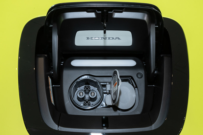 左側はCHAdeMO対応の急速充電用。50kW以上30分で充電警告灯点灯から約80％まで充電が可能