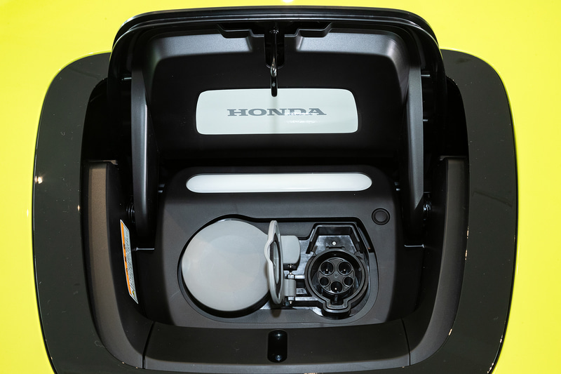 普通充電用。～3.2kWだと充電警告灯点灯から満充電までは9.6時間以上