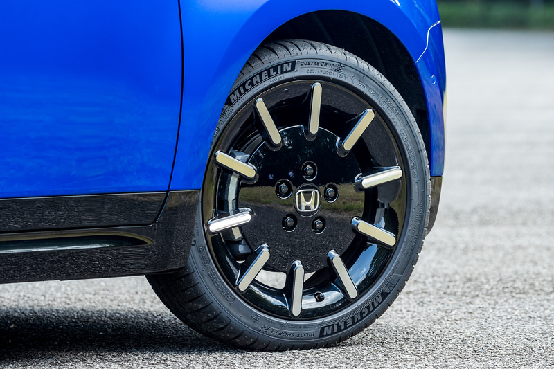 タイヤサイズはフロント205/45R17、リア225/45R17。撮影車両はミシュランのパイロットスポーツ4を履く