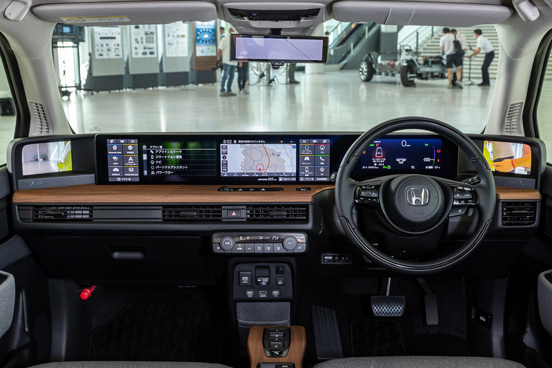 5つのパネルを水平にインストールしたワイドビジョンインストルメントパネルを採用