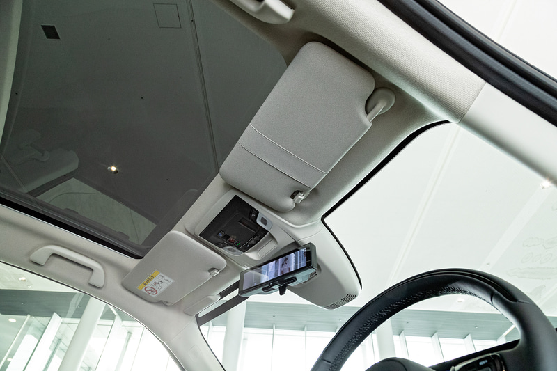 フロントシート頭上は大きな開口部を持つスカイルーフで開放感を演出