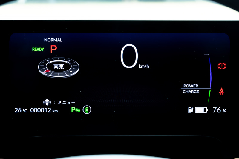 左側がいわゆるマルチインフォメーションディスプレイになる