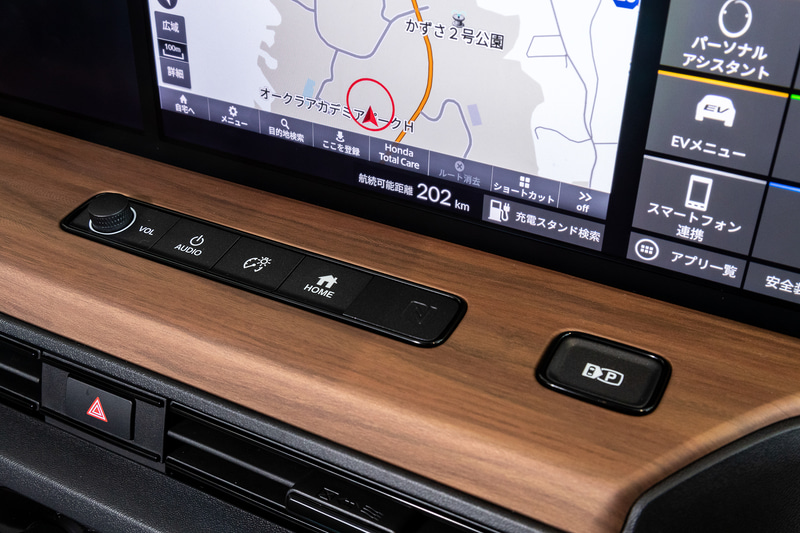 インパネ中央にはAV操作系ボタンのほかNFCセンサーを装備。手前はHonda パーキングパイロット用のボタン