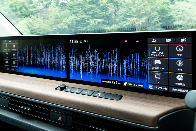 2画面ディスプレイは運転席側、助手席側にそれぞれアプリボタンを用意