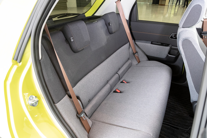 リアシート。ドアのアームレストからシートバックまでカラーを統一することでワイド感を表現