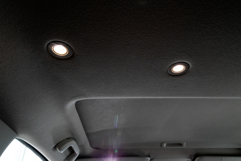 ルームライトは後席頭上にダウンライトが4つ並ぶ