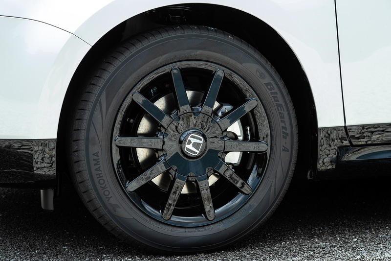 タイヤサイズはフロント185/60R16、リア205/55R16になる