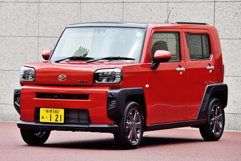 撮影車両はタフト Gターボ（2WD）。価格は160万6000円。ボディカラーは鮮やかな「コンパーノレッド」。ボディサイズは3395×1475×1630mm（全長×全幅×全高）で、ホイールベースは2460mm。最低地上高は190mm、アプローチアングルは27度、デパーチャーアングルは58度をしっかり確保。タイヤは横浜ゴム「BluEarth-FE AE30」の165/65R15サイズを採用。ターボGではアルミホイールがガンメタリック塗装となる