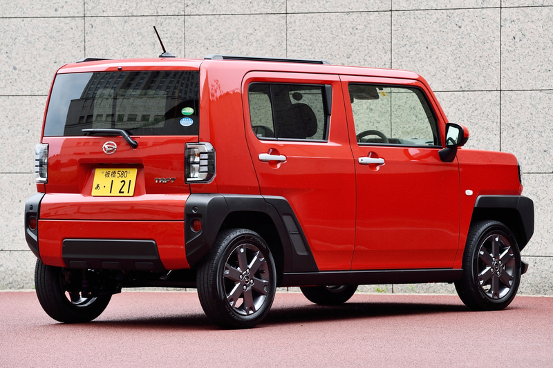 撮影車両はタフト Gターボ（2WD）。価格は160万6000円。ボディカラーは鮮やかな「コンパーノレッド」。ボディサイズは3395×1475×1630mm（全長×全幅×全高）で、ホイールベースは2460mm。最低地上高は190mm、アプローチアングルは27度、デパーチャーアングルは58度をしっかり確保。タイヤは横浜ゴム「BluEarth-FE AE30」の165/65R15サイズを採用。ターボGではアルミホイールがガンメタリック塗装となる