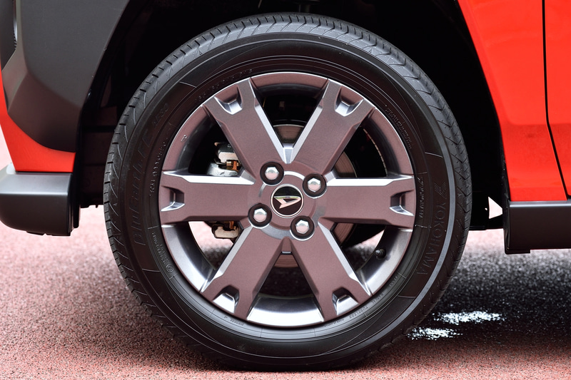 撮影車両はタフト Gターボ（2WD）。価格は160万6000円。ボディカラーは鮮やかな「コンパーノレッド」。ボディサイズは3395×1475×1630mm（全長×全幅×全高）で、ホイールベースは2460mm。最低地上高は190mm、アプローチアングルは27度、デパーチャーアングルは58度をしっかり確保。タイヤは横浜ゴム「BluEarth-FE AE30」の165/65R15サイズを採用。ターボGではアルミホイールがガンメタリック塗装となる