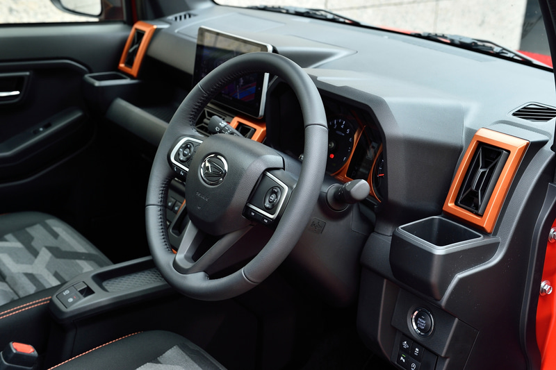 タフト Gターボの車内。エアコンの吹き出し口などにオレンジのパネルを装着。シートカラーは前席がブラック、後席がグレーに分けられている