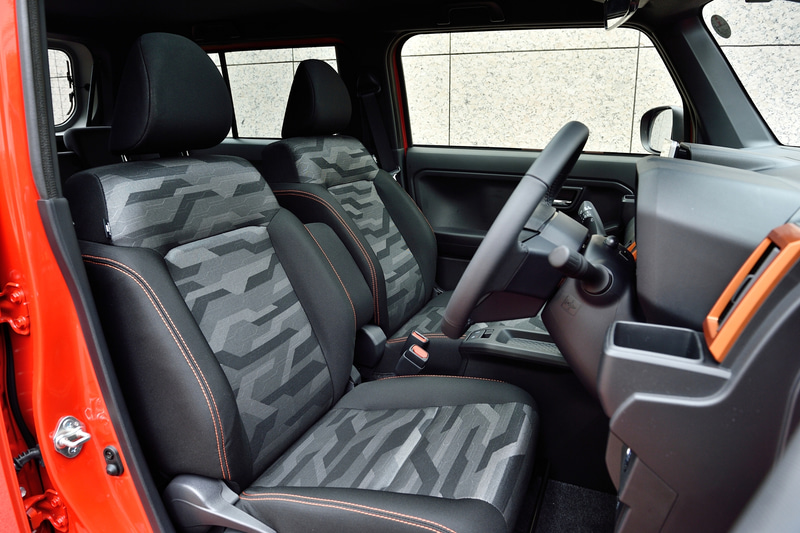 タフト Gターボの車内。エアコンの吹き出し口などにオレンジのパネルを装着。シートカラーは前席がブラック、後席がグレーに分けられている