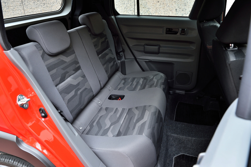 タフト Gターボの車内。エアコンの吹き出し口などにオレンジのパネルを装着。シートカラーは前席がブラック、後席がグレーに分けられている