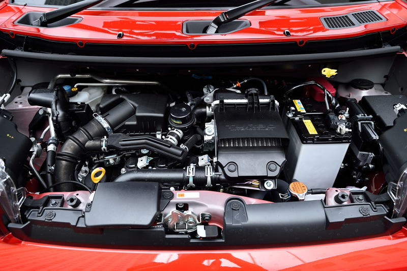 ターボモデルは最高出力47kW（64PS）/6400rpm、最大トルク100Nm（10.2kgfm）/3600rpmを発生する直列3気筒DOHC 0.66リッターターボエンジンを搭載。トランスミッションには、スプリットギヤを採用して動力伝達にギヤとベルトの両方を使う「D-CVT」を組み合わせる